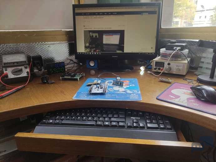 Desk.jpg